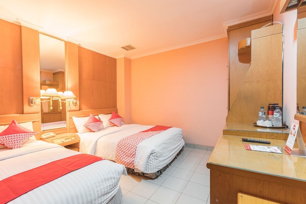 undefined OYO 671 Hotel Capitol 9