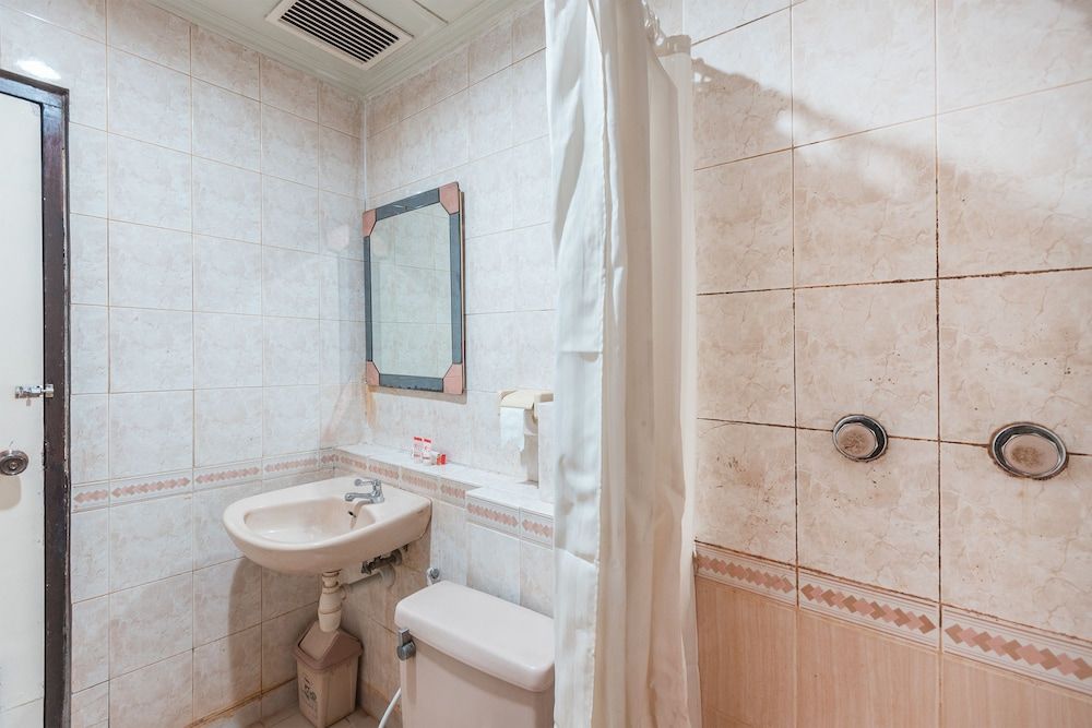 OYO 671 Hotel Capitol Deluxe Double Room, 1 Double Bed 7