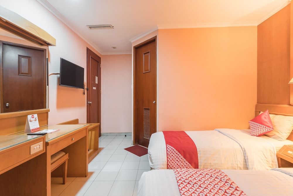 undefined OYO 671 Hotel Capitol 10
