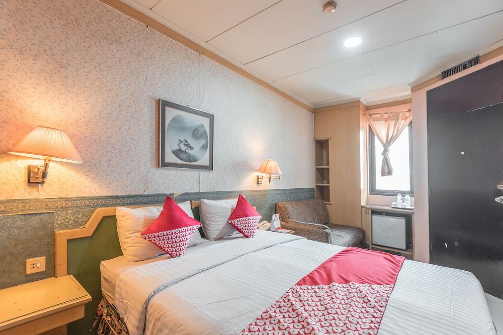 OYO 671 Hotel Capitol Deluxe Double Room, 1 Double Bed 4