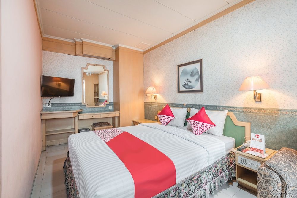 undefined OYO 671 Hotel Capitol 4