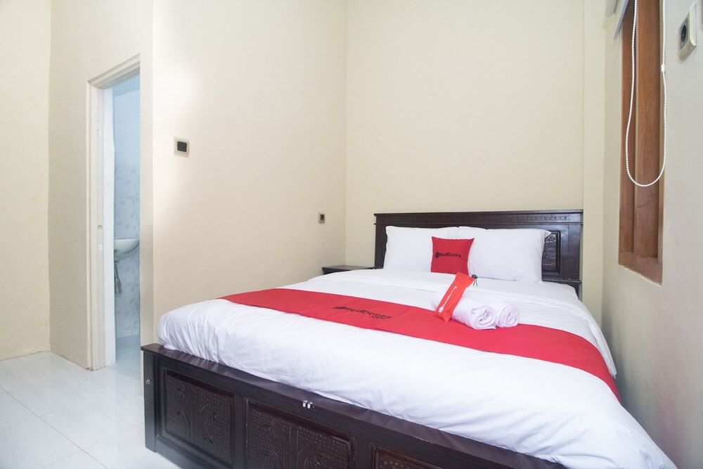 Double Room (RedDoorz)