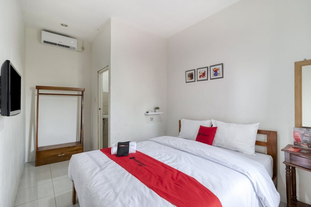Double Room (RedDoorz)