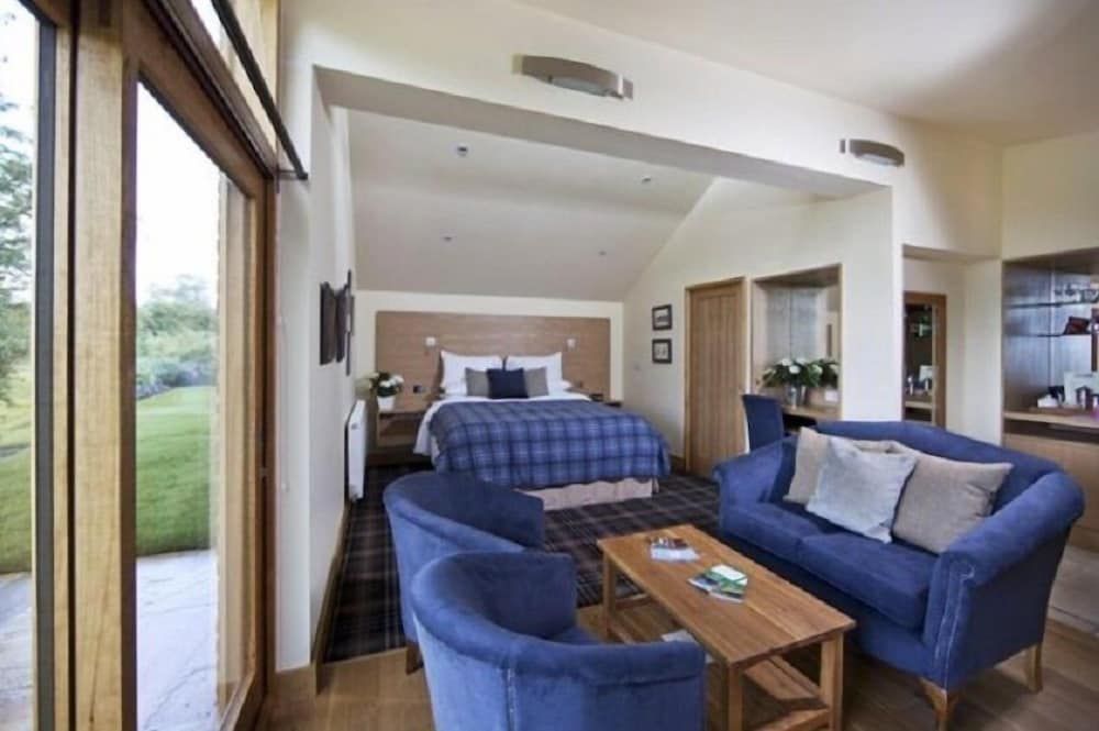 The Carpenters Arms Junior Room, Garden View 7