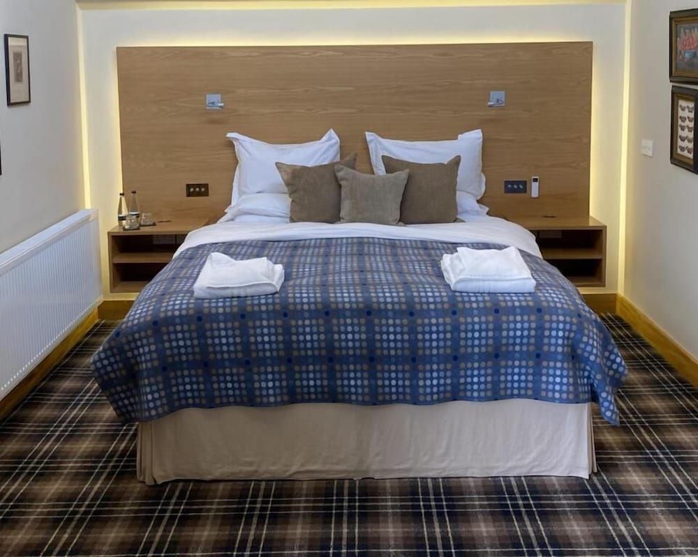 The Carpenters Arms Junior Room, Garden View 3