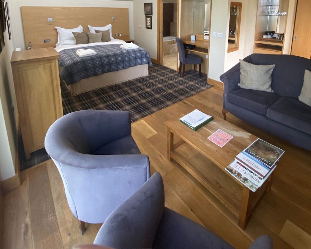 The Carpenters Arms Junior Room, Garden View 2