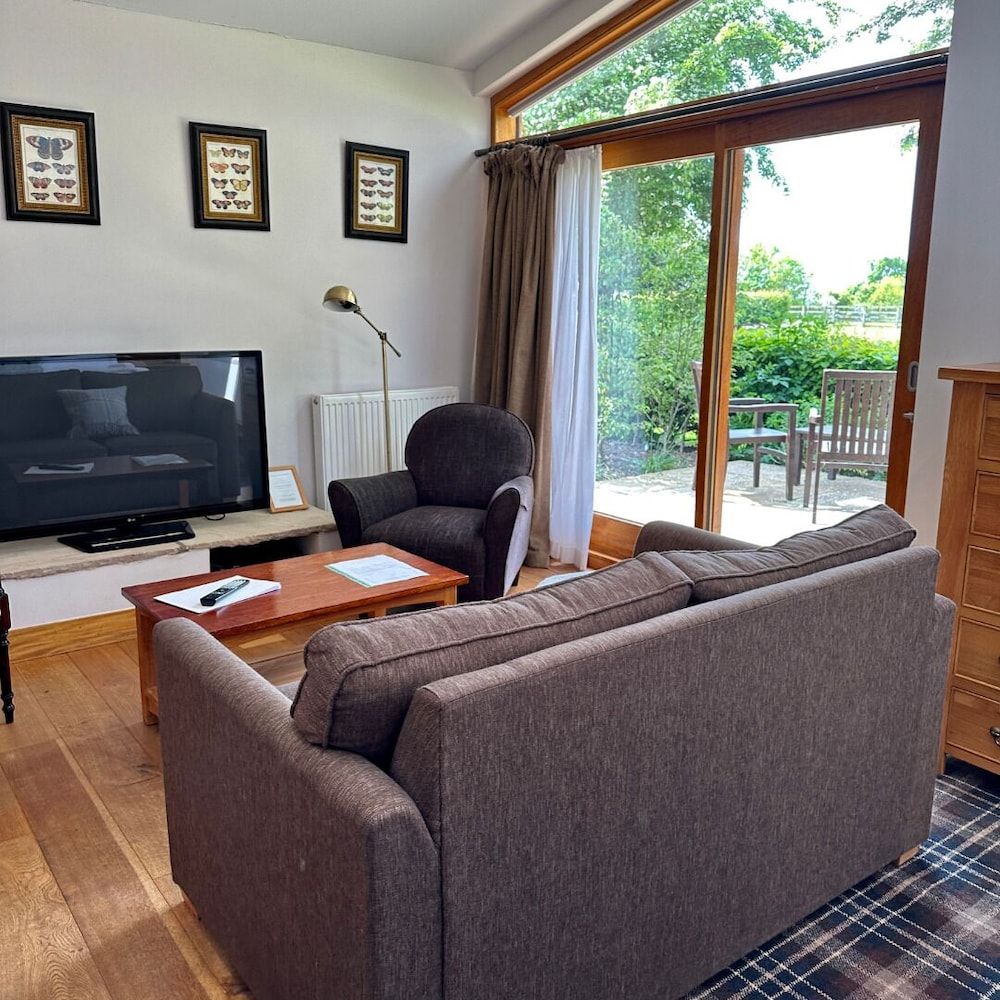 The Carpenters Arms Junior Room, Garden View 9