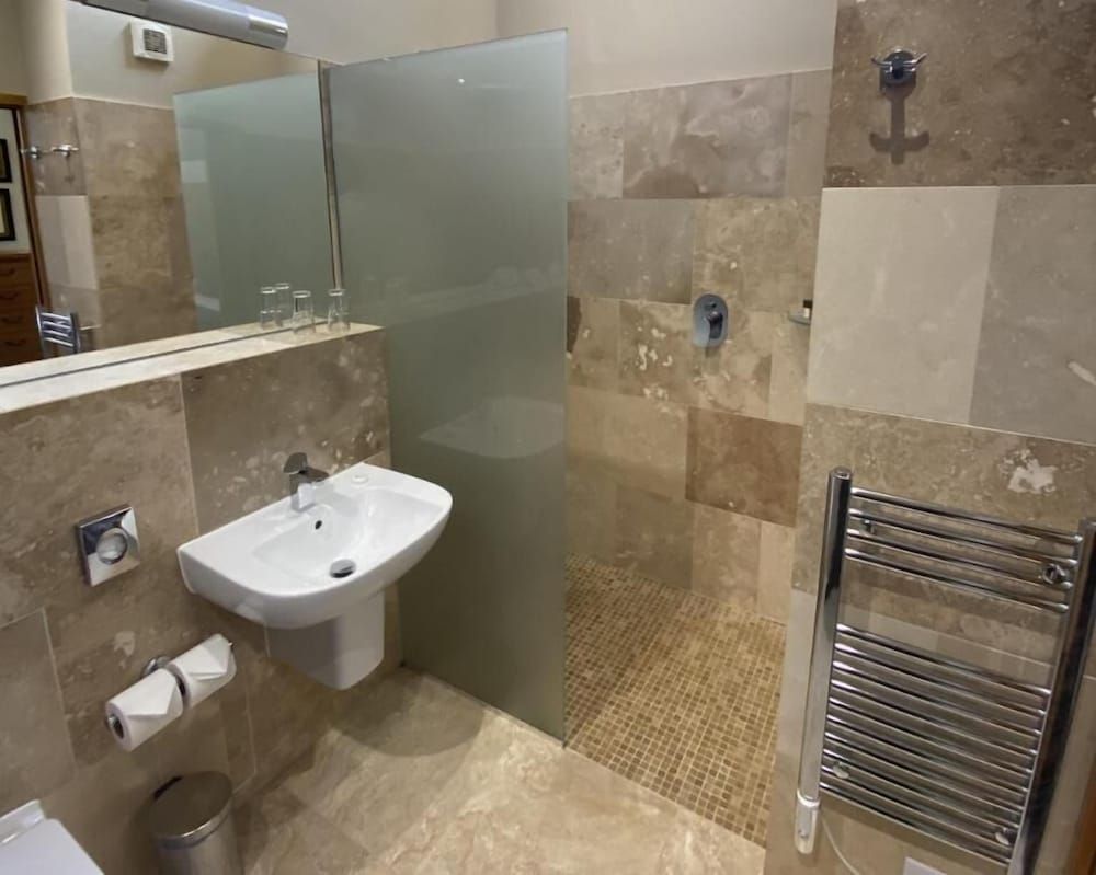 The Carpenters Arms Junior Room, Garden View 4