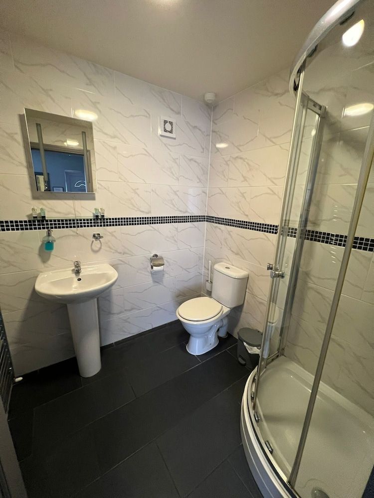 The Black Horse Inn Standard Twin Room, Ensuite (Wet Room) 3