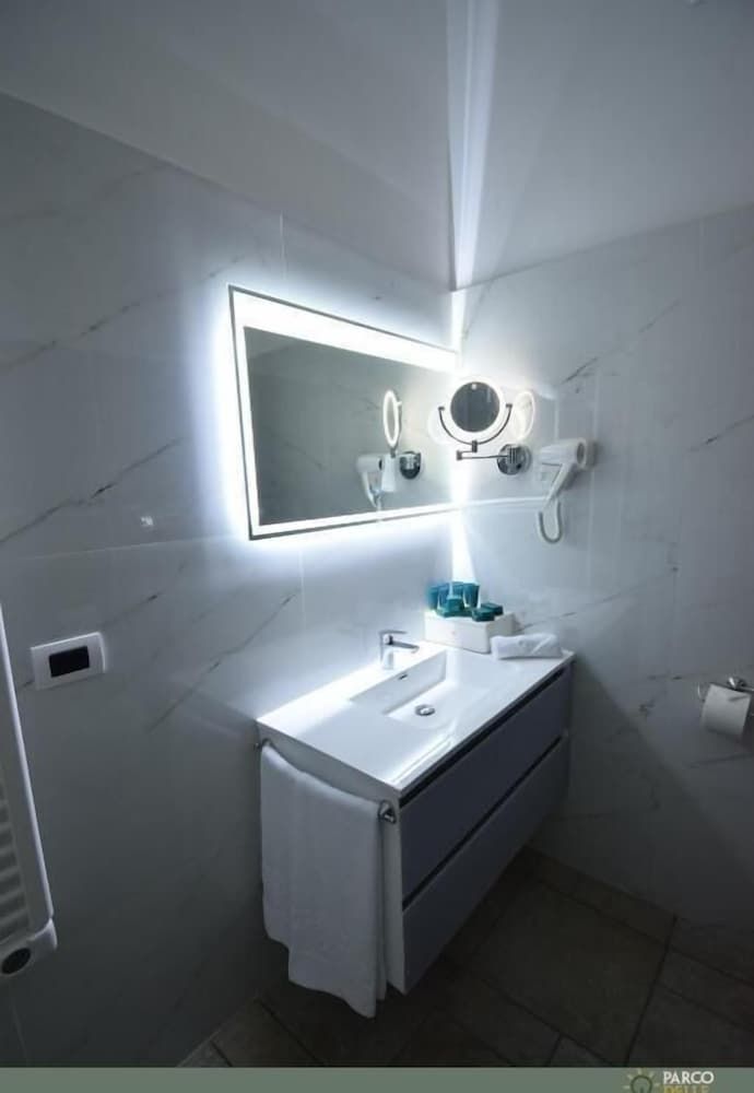 PARCO DELLE QUERCE Superior Double or Twin Room 6