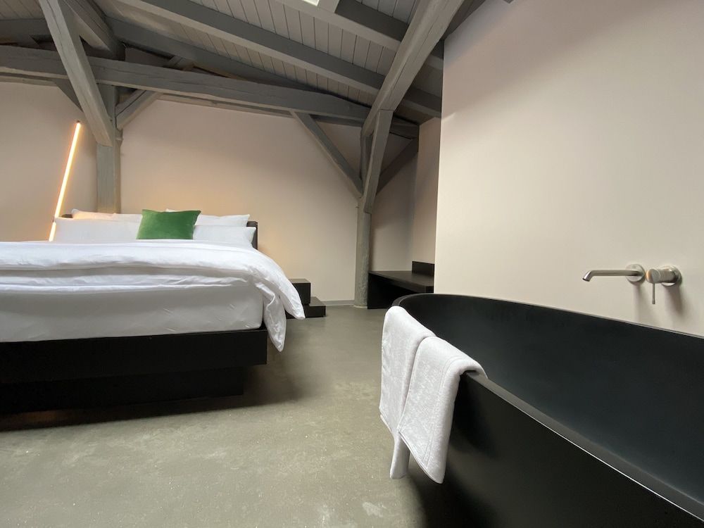 Deep Soaking Bathtub