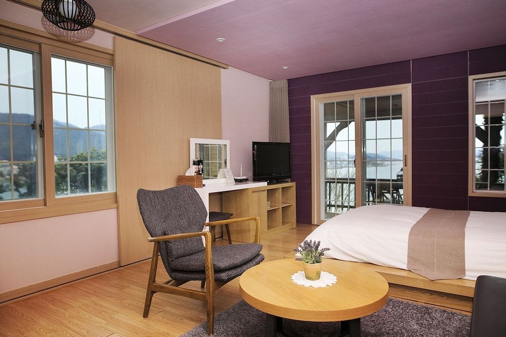 Tongyeong MongDol House Studio (Ghee Lyn Cho) 3