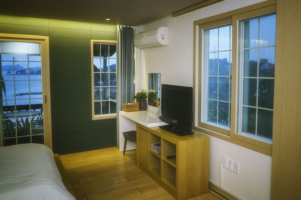 Tongyeong MongDol House Studio (Noh Roo Gwi) 8