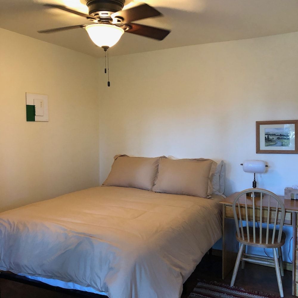 Madrone Double Bed (Shared Bath)
