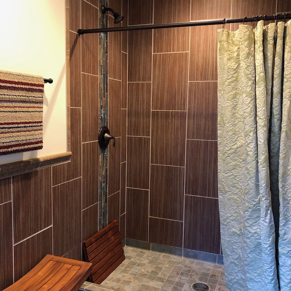 Madrone Queen Bed (Shared Bath)