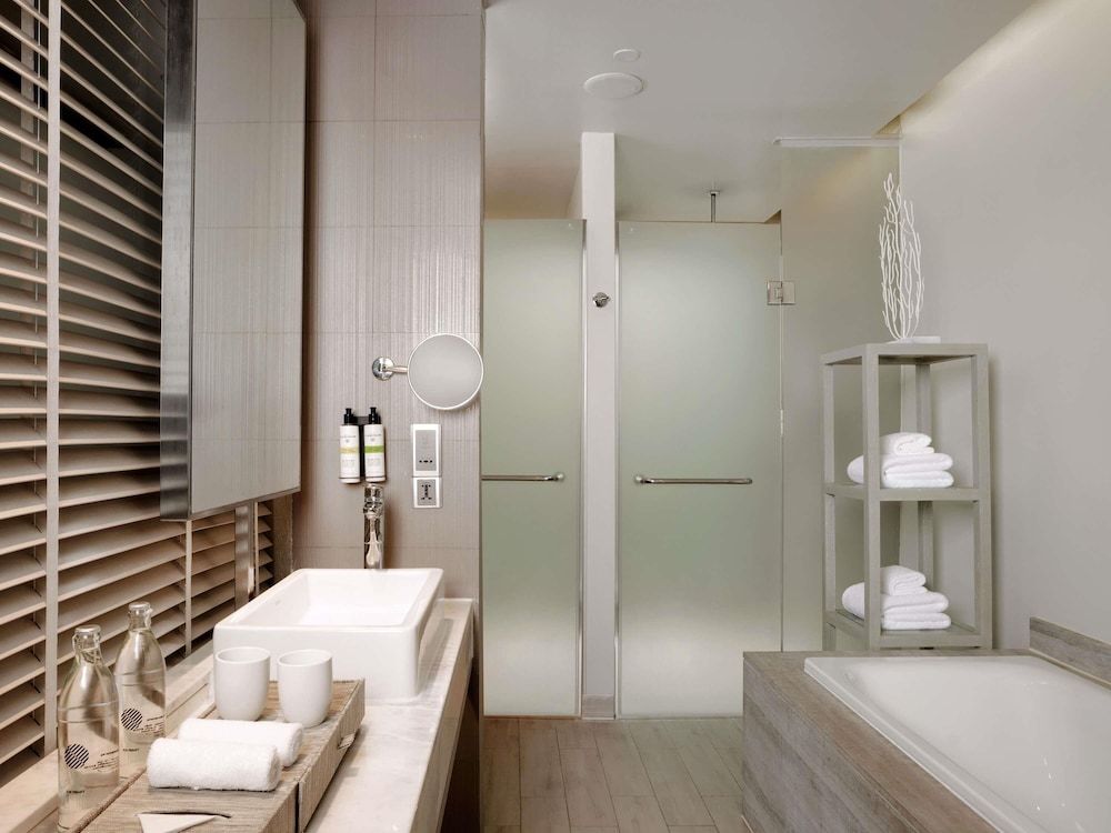 Pullman Phuket Arcadia Naithon Beach Deluxe Room, 1 King Bed 10