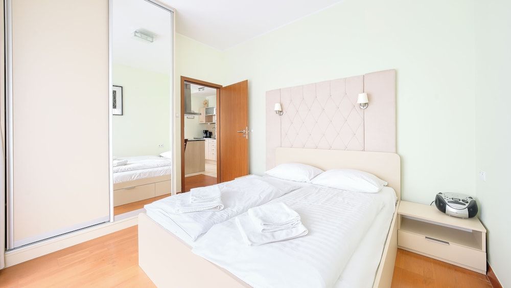 Apartment (535)