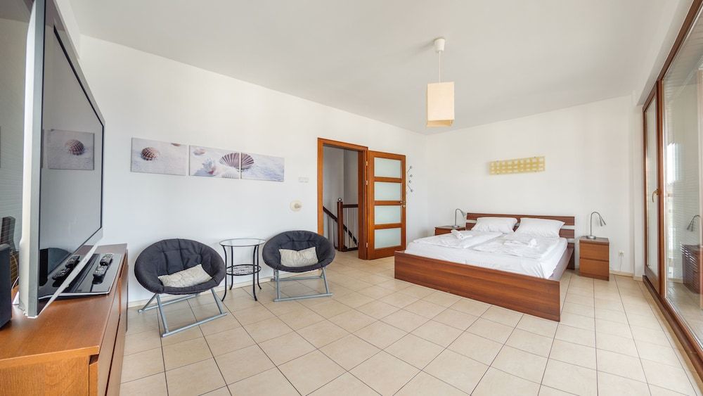 Apartment (539)