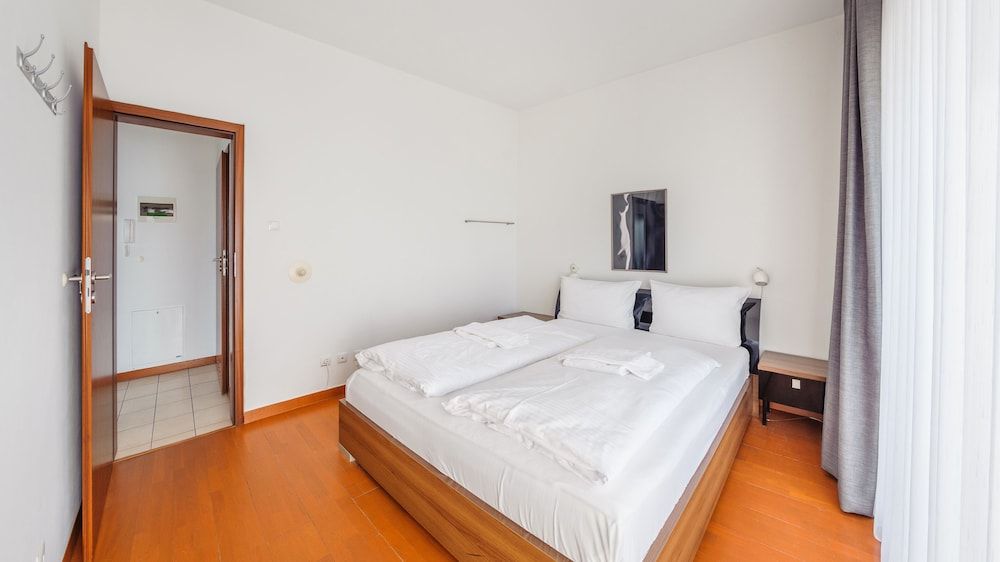 Apartment (326)