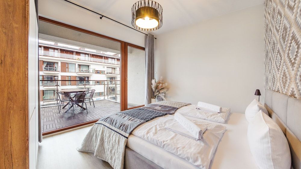 Apartment (522)