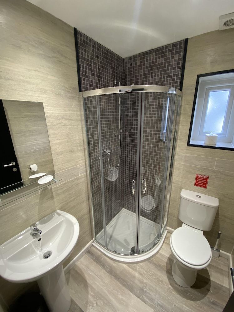 Blackpool Abode - 20 Bairstow Street Studio, Ensuite (Bairstow Rooms 3/5) 12