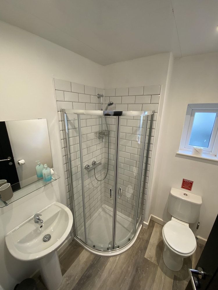 Blackpool Abode - 20 Bairstow Street Studio, Ensuite (Bairstow Rooms 3/5) 11