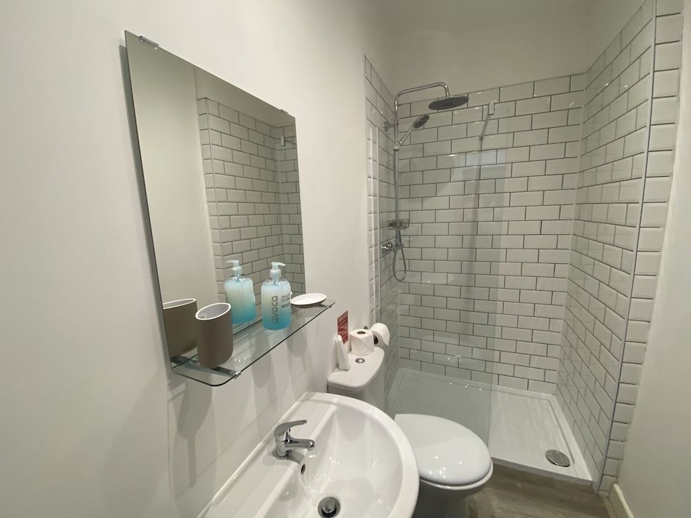 Blackpool Abode - 20 Bairstow Street Apartment, Private Bathroom (Bairstow Room 1/2) 9