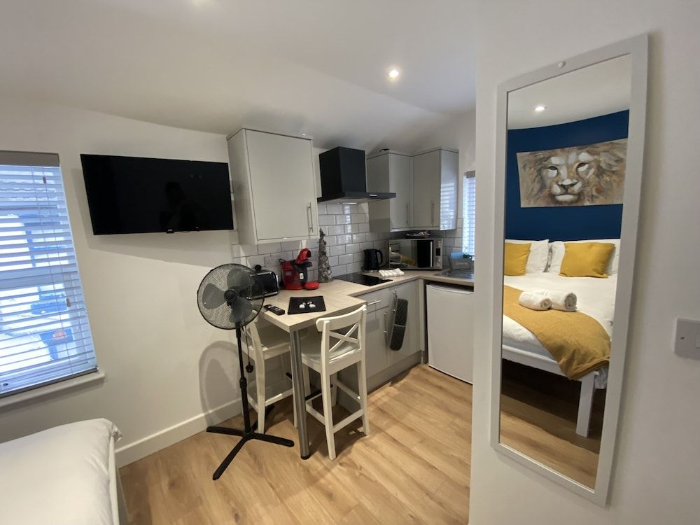 Blackpool Abode - 20 Bairstow Street Studio, Ensuite (Bairstow Rooms 3/5) 8