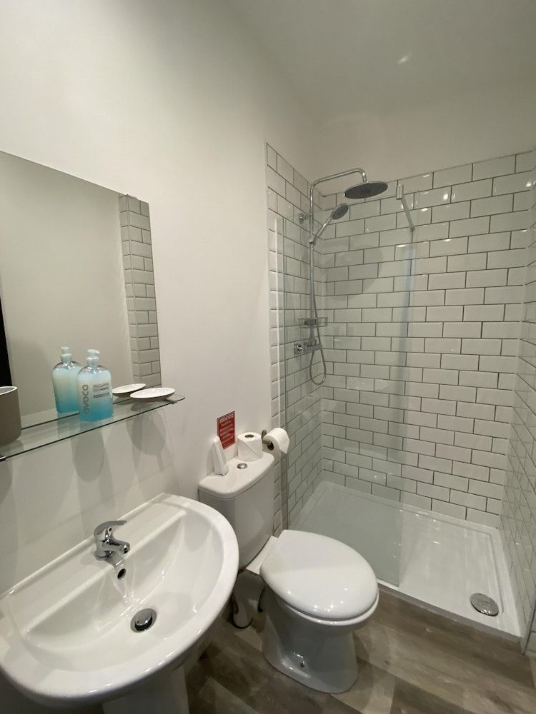 Blackpool Abode - 20 Bairstow Street Apartment, Private Bathroom (Bairstow Room 1/2) 8