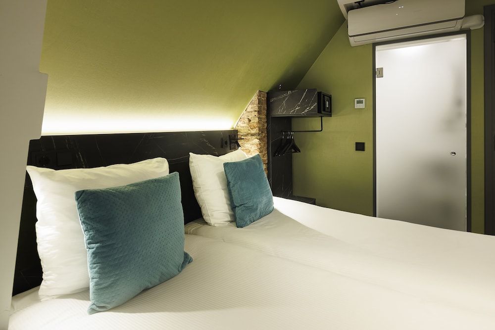 Basic Twin Room, 2 Twin Beds, Shared Bathroom