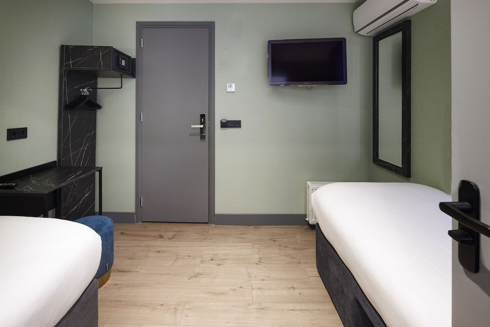 Ciao Papa Hotel Amsterdam Central Station Standard Twin Room, 2 Twin Beds, Private Bathroom 5