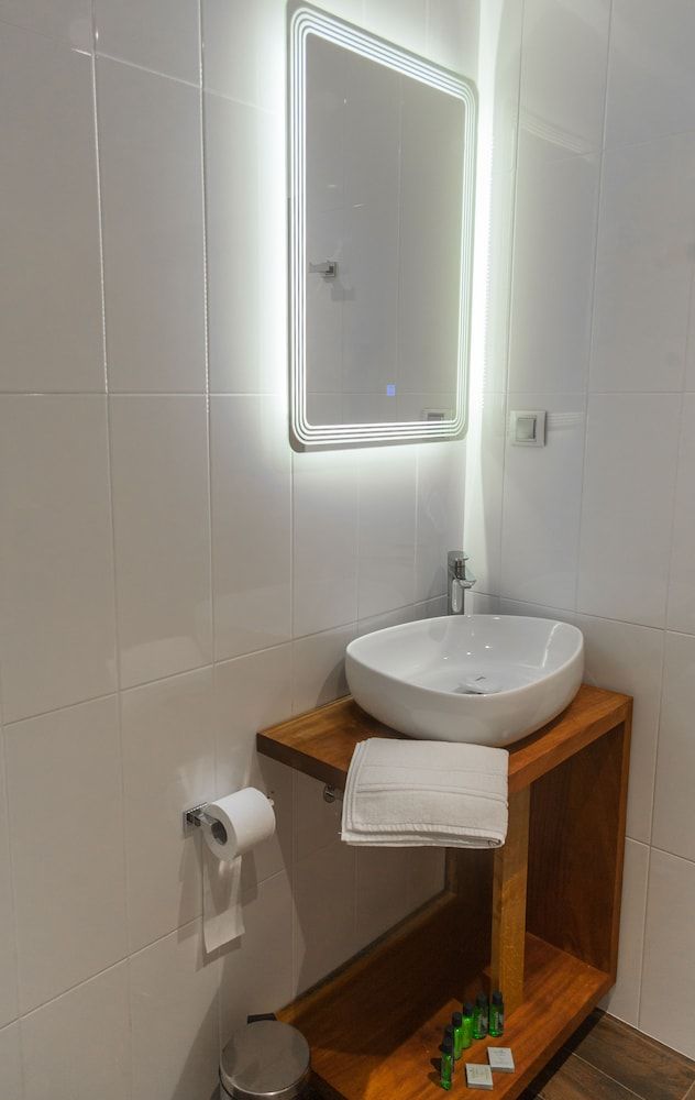 Hugo Hotel Economy Room (Semi-Basement) 6