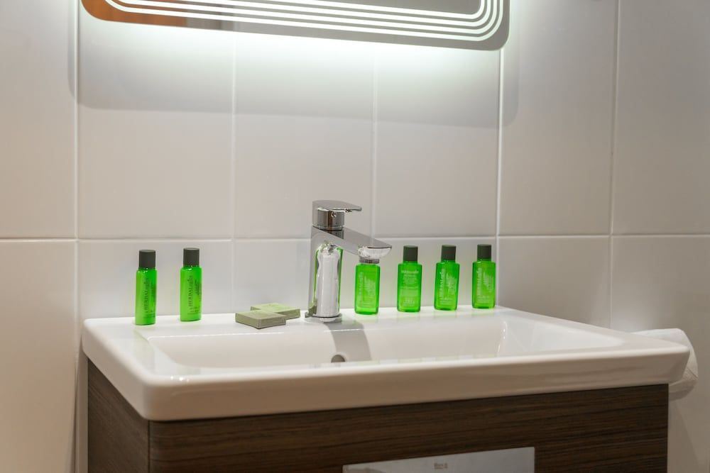 Hugo Hotel Economy Room (Semi-Basement) 8