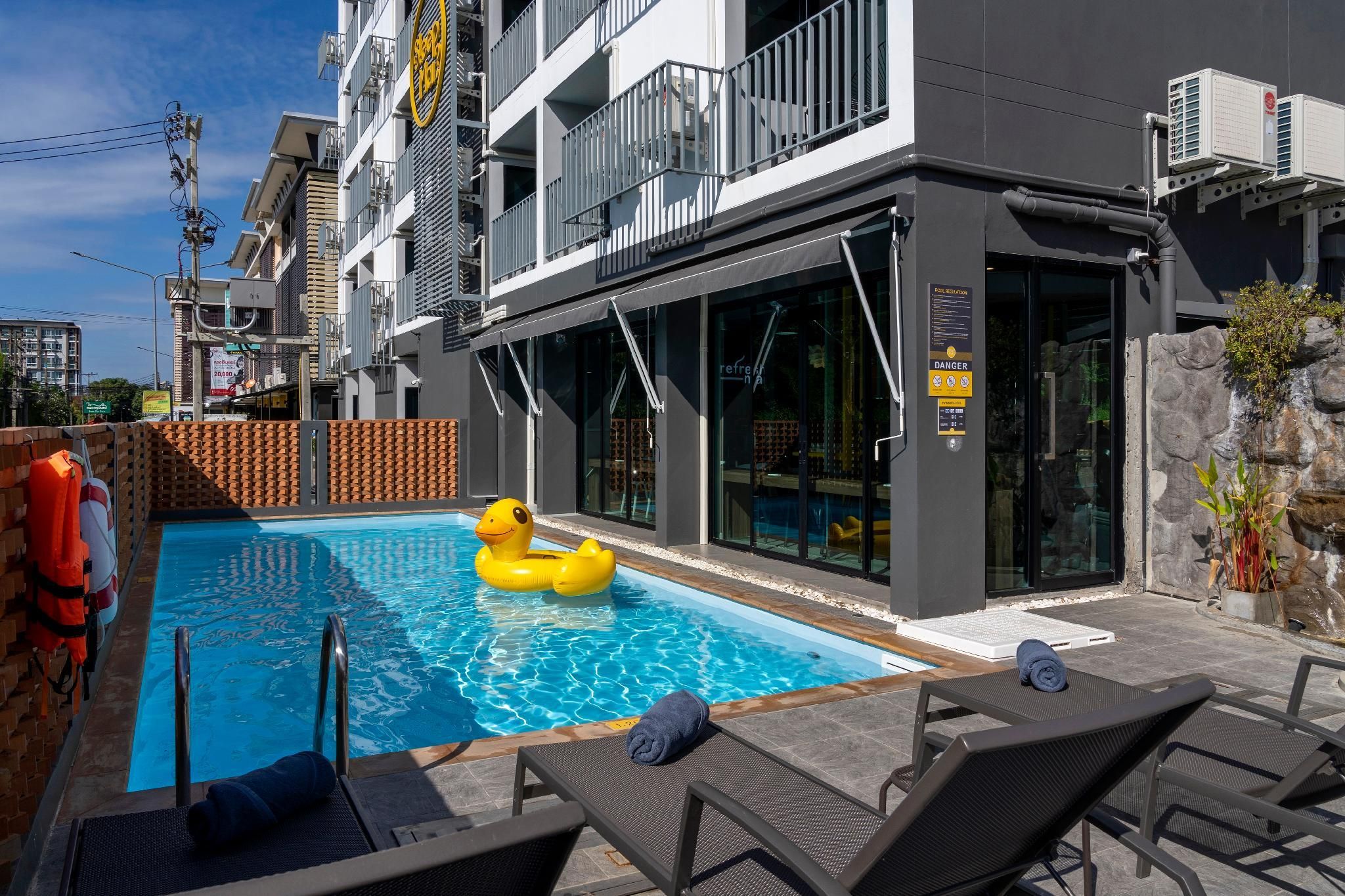 swimming pool [outdoor]