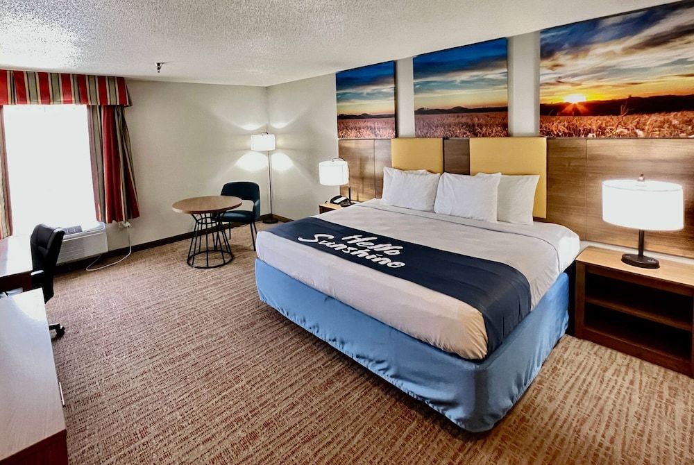 Room, 1 King Bed, Smoking