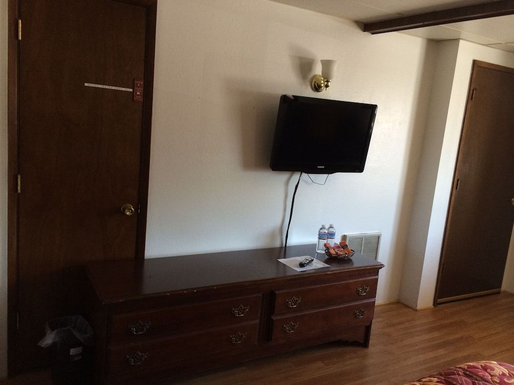 Townhouse Inn & Suites Deluxe Room, 1 King Bed 3