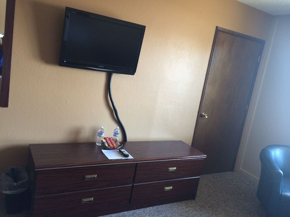 Townhouse Inn & Suites Standard Room, 1 Queen Bed 2