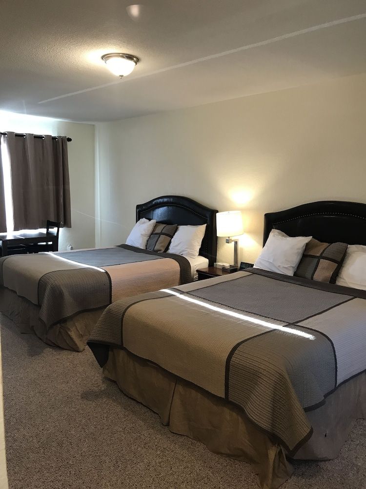 Townhouse Inn & Suites