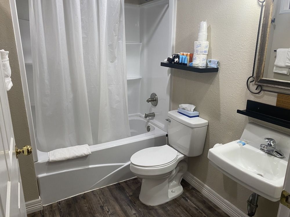 Lone Star Lodge and Marina Room, 1 King Bed, Non Smoking 2