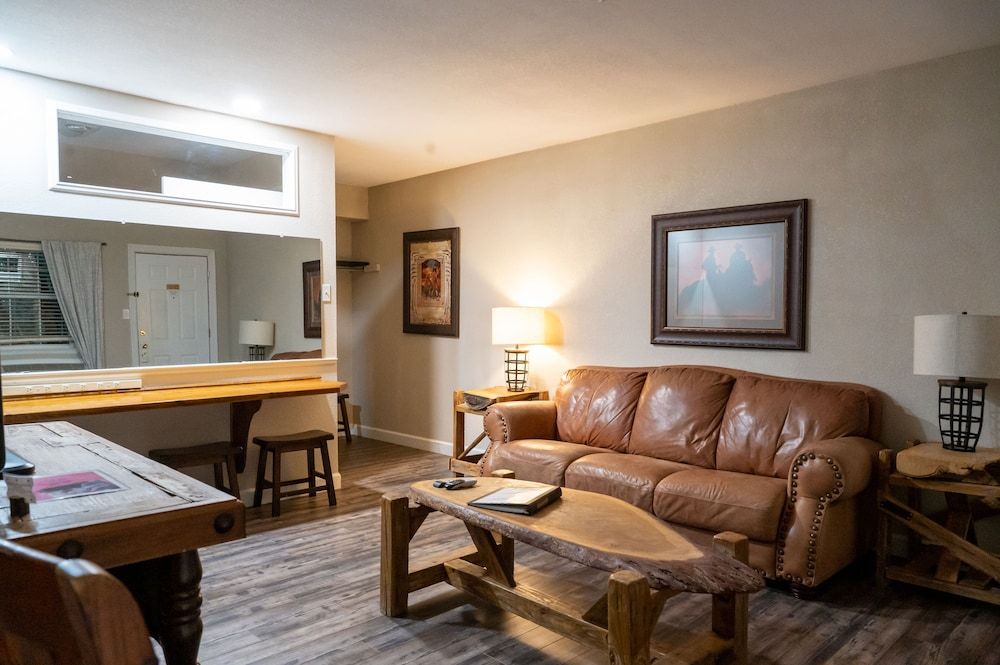 Lone Star Lodge and Marina Suite, 1 King Bed, Non Smoking 4