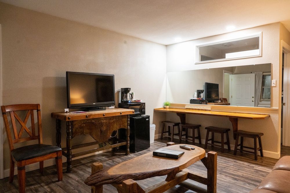 Lone Star Lodge and Marina Suite, 1 King Bed, Non Smoking 3