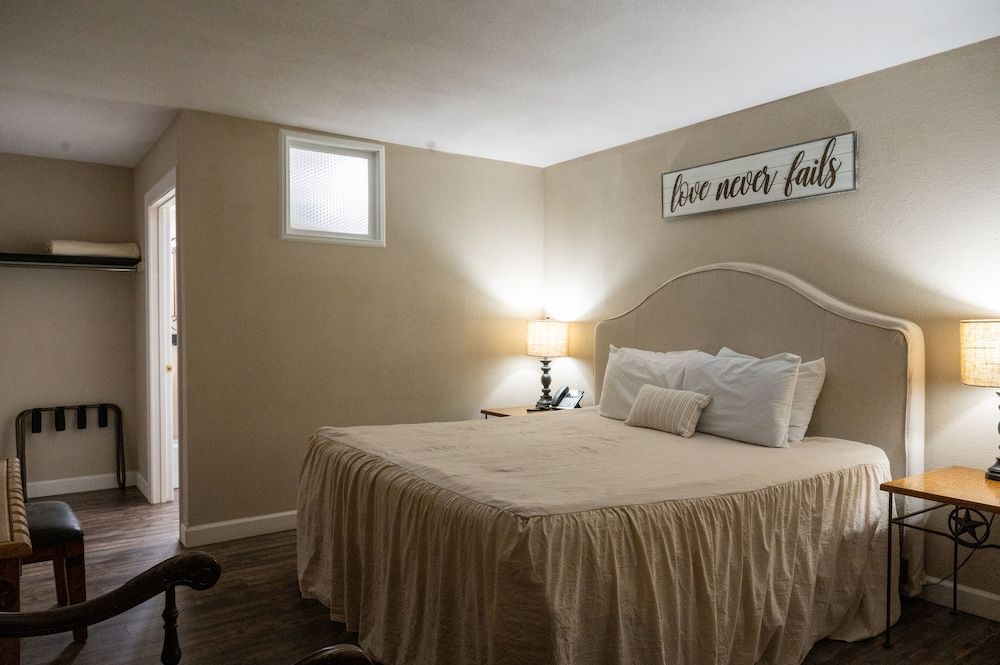 Lone Star Lodge and Marina Suite, 1 King Bed, Non Smoking