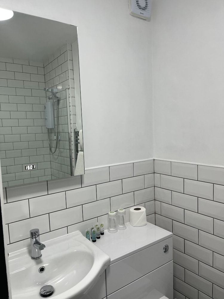 Tontine Hotel & Bar Deluxe Double Room, Ensuite, Courtyard View (Second Floor ) 3