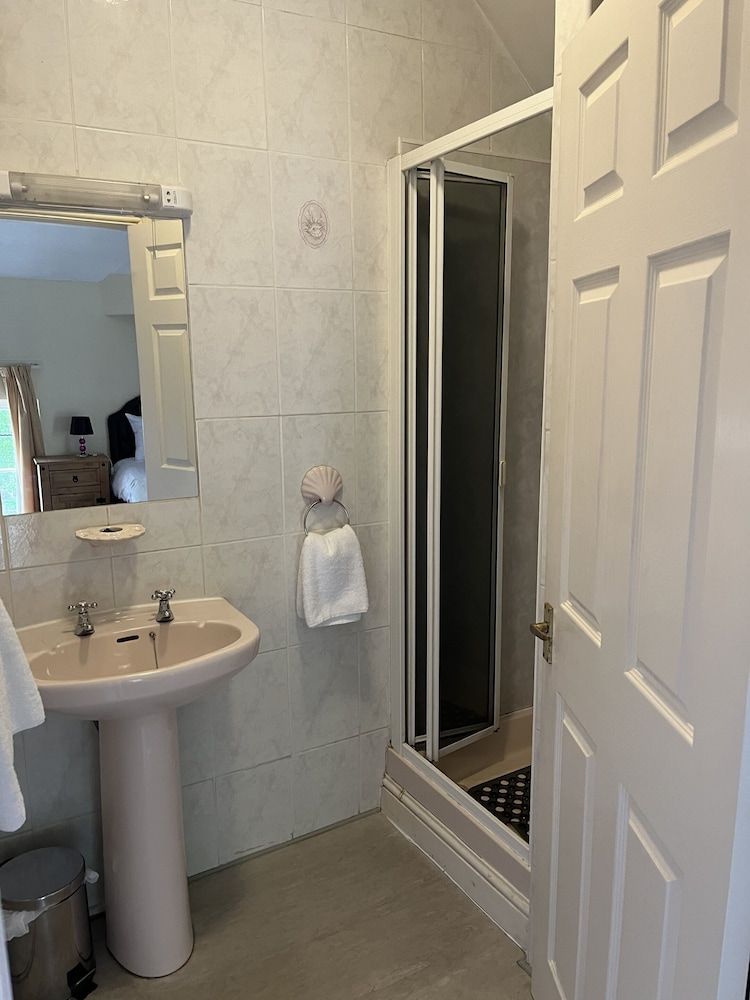 Tontine Hotel & Bar Executive Triple Room, Ensuite 3