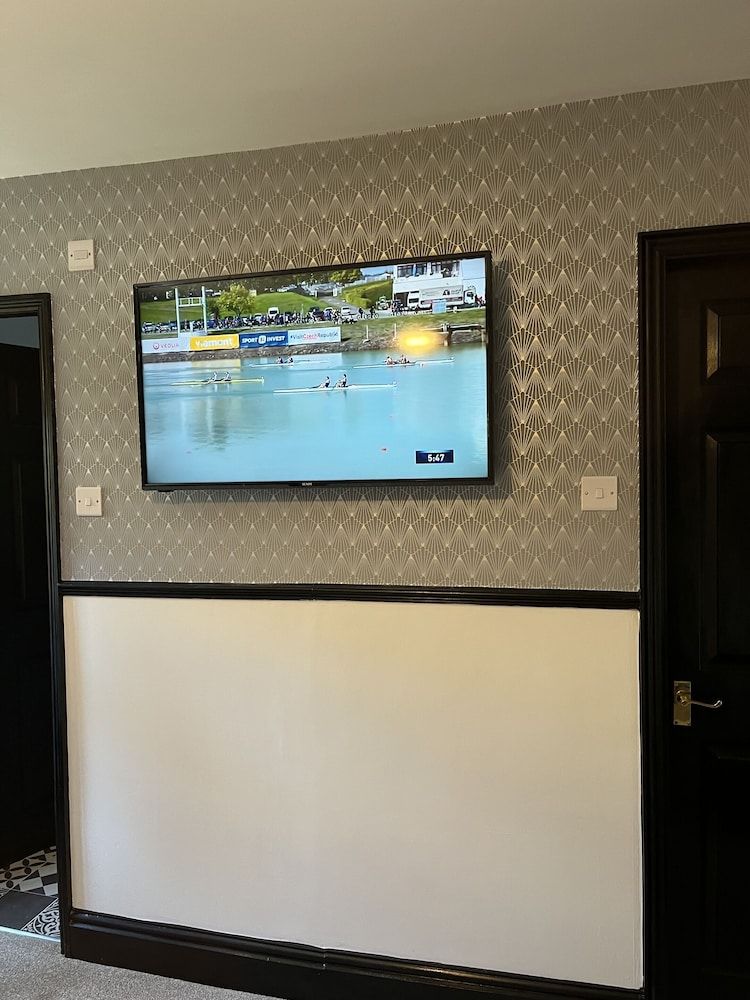 Tontine Hotel & Bar Deluxe Double Room, Ensuite, Courtyard View (Second Floor ) 5