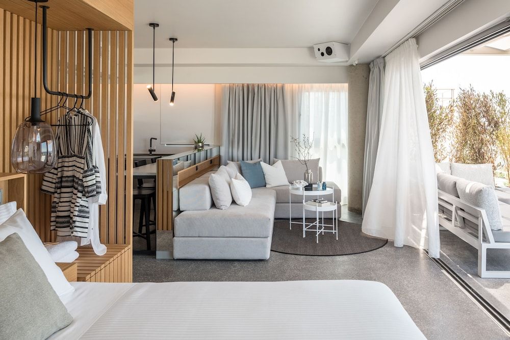 Urban Suites Presidential Studio Suite, Hot Tub, Sea View (Ensis D1) 2