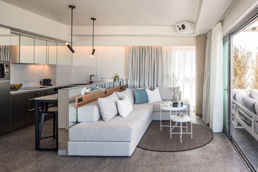 Urban Suites Presidential Studio Suite, Hot Tub, Sea View (Ensis D1) 5