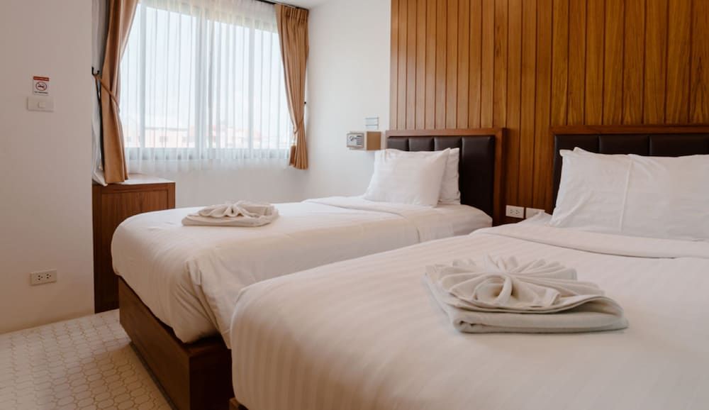 The Echo Hotel Standard Twin Room, City View 6