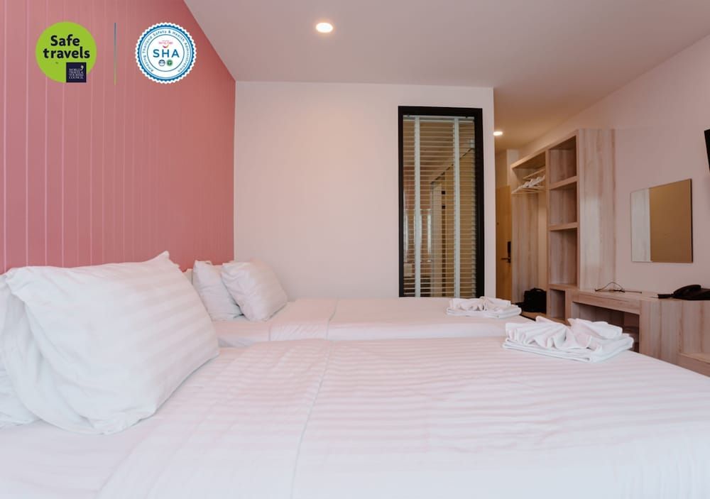 The Echo Hotel Standard Twin Room, City View 3