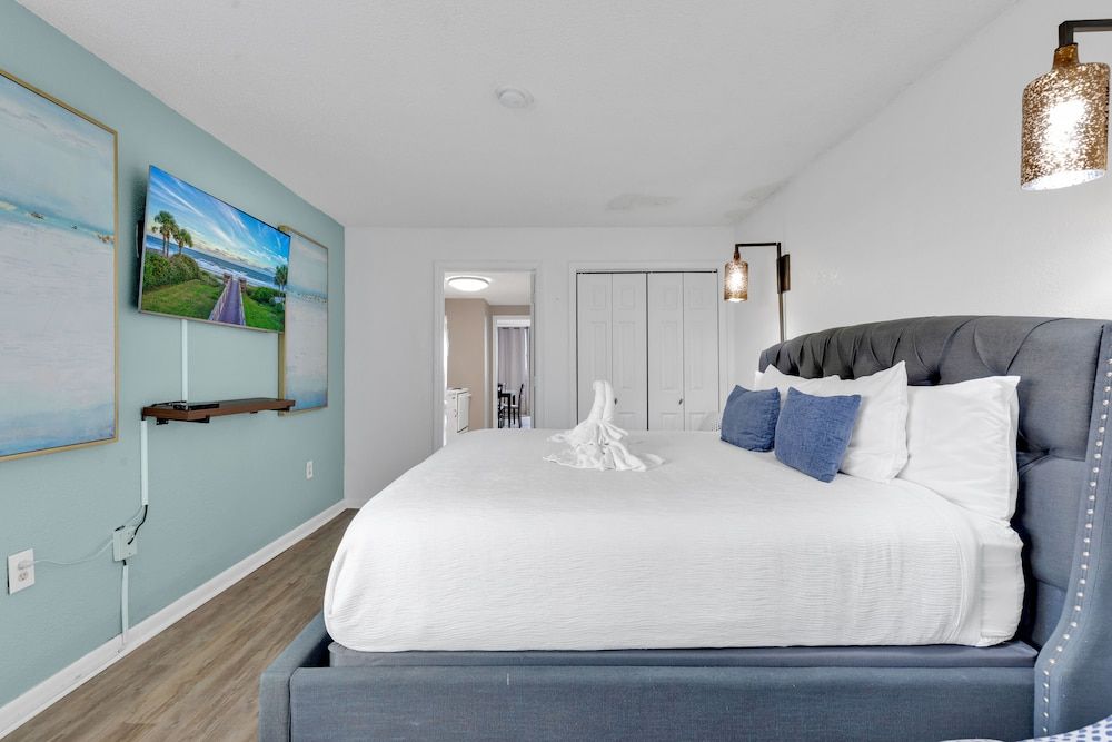 Palms Resort by Hosteeva Signature Condo, 1 Bedroom, Balcony, Oceanfront 2